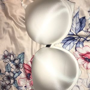 Victoria’s Secret Bombshell Bra ( new without tags)